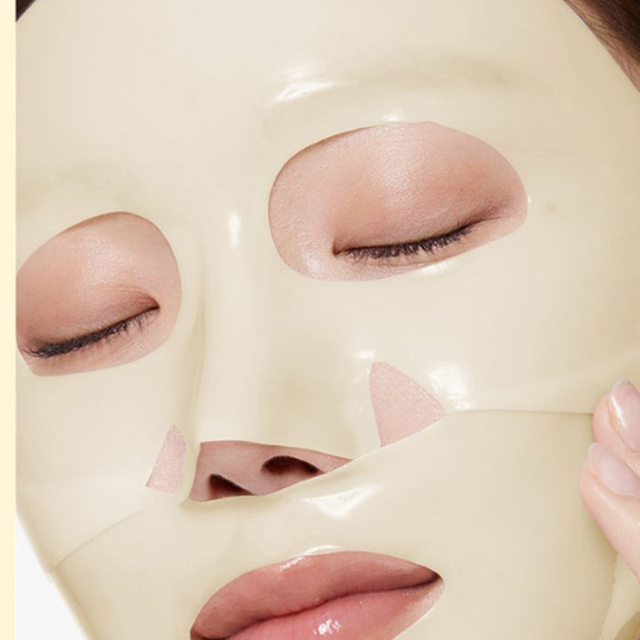 Femme portant un masque tissu, soin anti-age